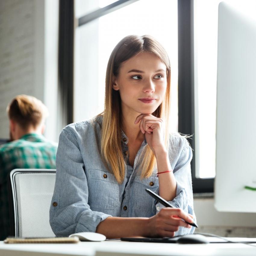 Une femme travaillant au service client