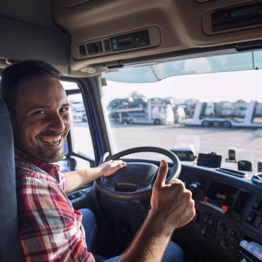 Un homme conduisant un camion poids lourd